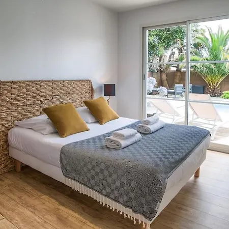 فيلة Proche Du Bassin -piscine *